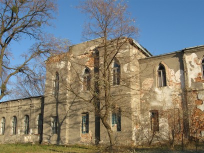 Фасад главного корпуса имения Святополк-Мирских Люботин